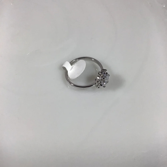 Beautiful Cubic Zirconia Silver Fashion Ring - Size 9 - Picture 5 of 7